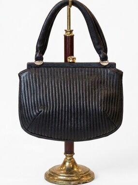 VINTAGE LITTLE BLACK LEATHER HAND BAG